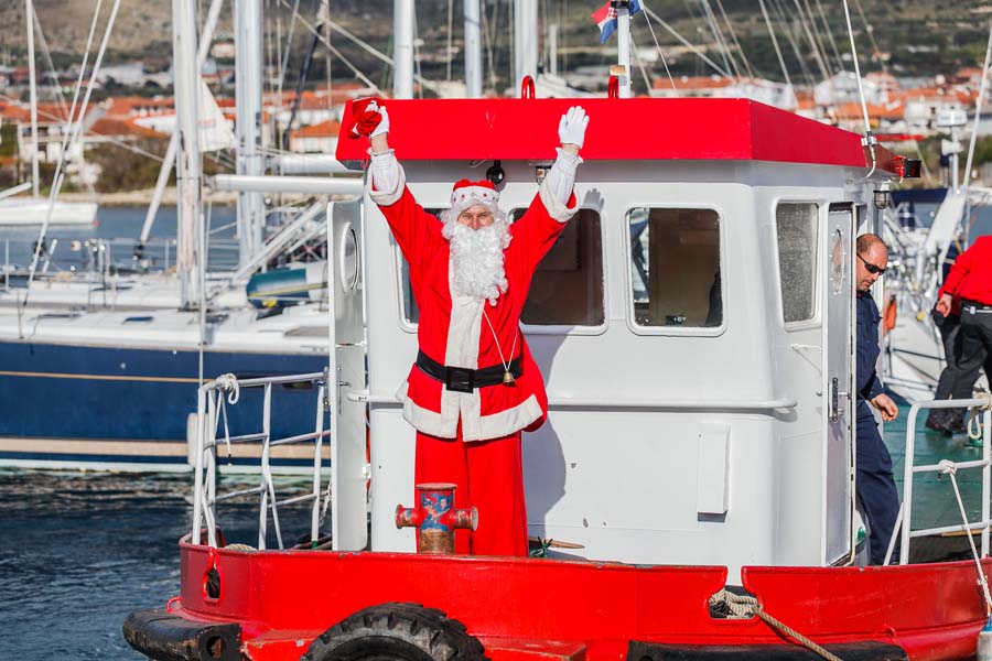 Торжественный спуск на воду танкера в Трогире