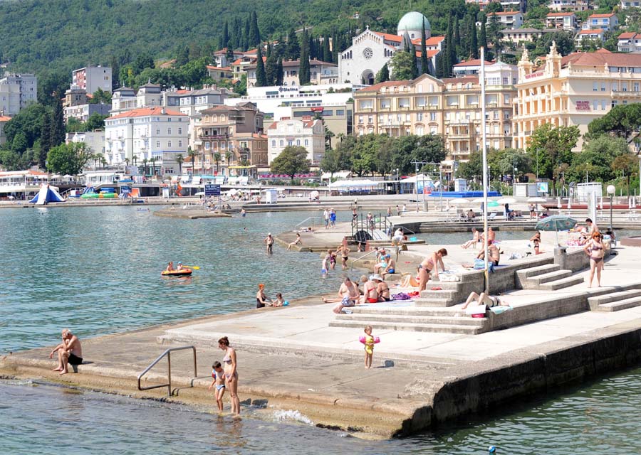 Отдых на пляже в Опатии