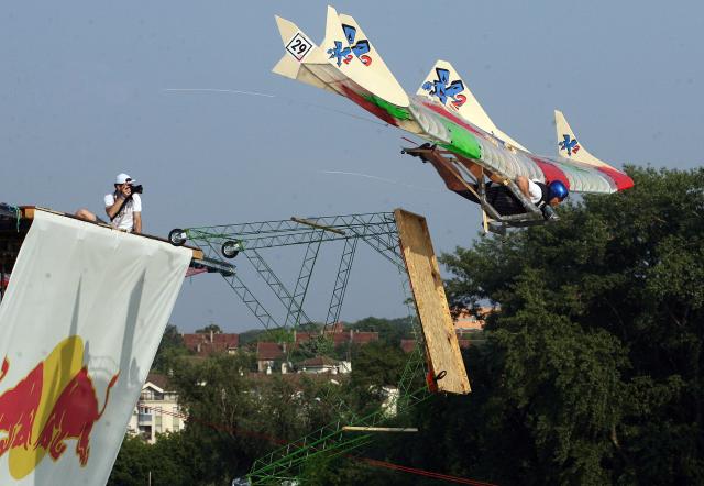 Шоу самодельных летательных аппаратов Red Bull Flugtage в Белграде