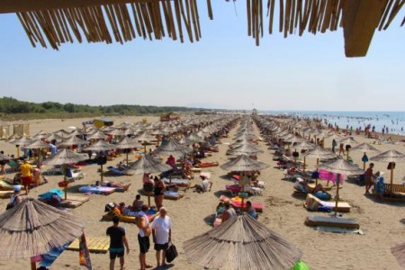 В отелях "Улциньской ривьеры" цены снизились на 15% Большой пляж в Улцине. Фото: Cdm.me