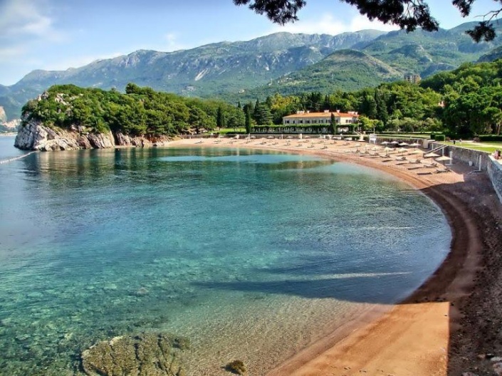 Застройку возле курортной жемчужины Черногории урезали Милочер. Фото: Cdm.me
