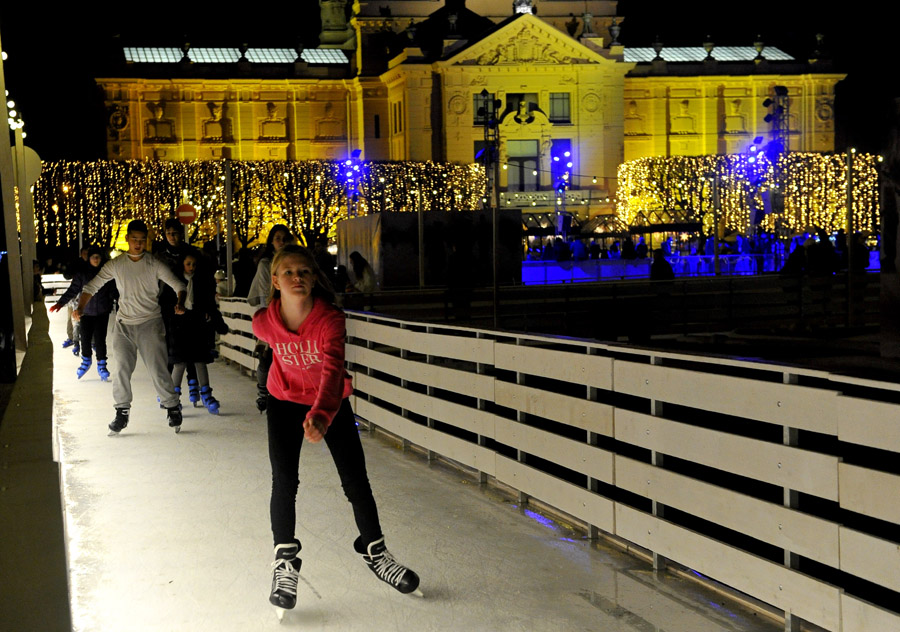 Каток на площади Короля Томислава в историческом центре Загреба