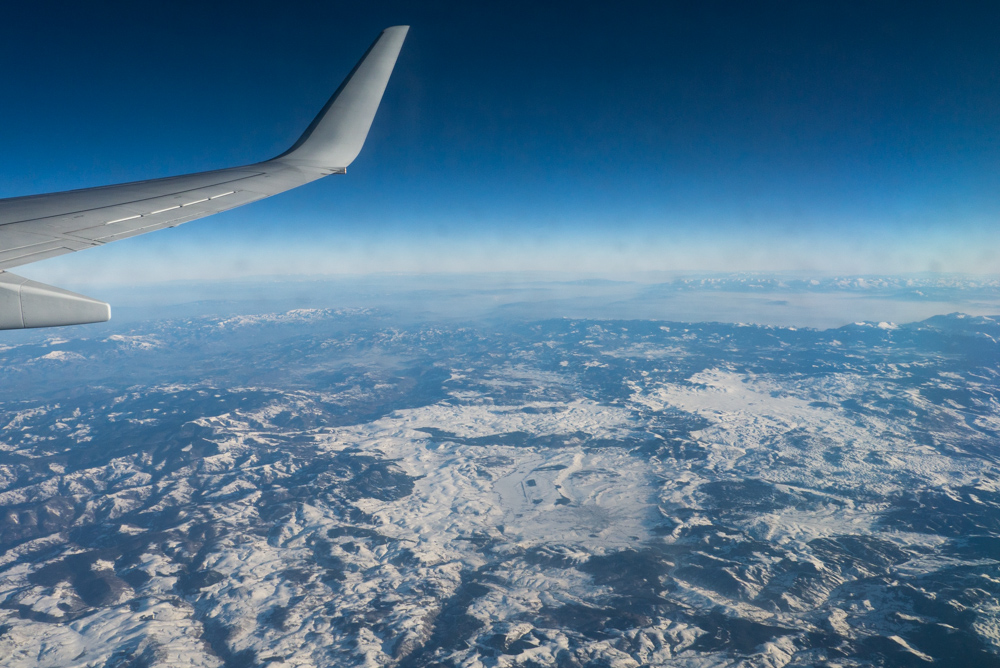 Вид с борта самолета на горные вершины Черногории