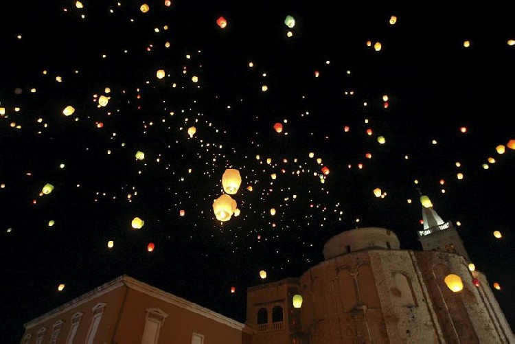 Небесные фонарики в небе Задара в феврале 2016 г.