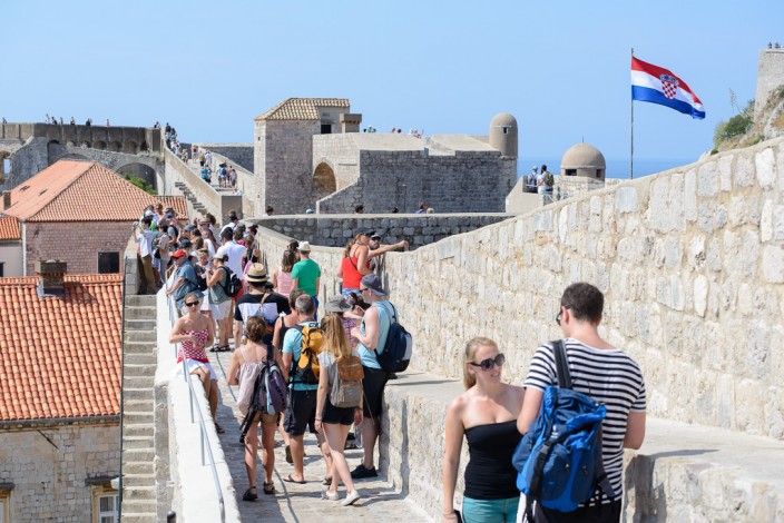 Туристы на крепостных стенах Дубровника