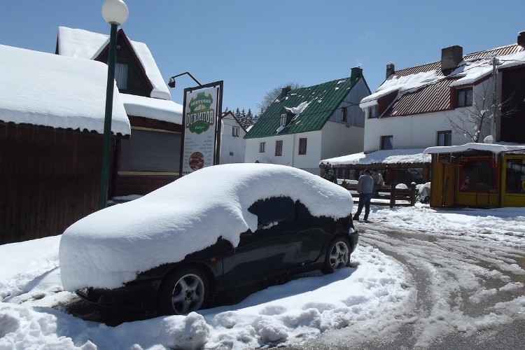 Черногорский город Жабляк после снегопада в конце апреля 2016 г. 