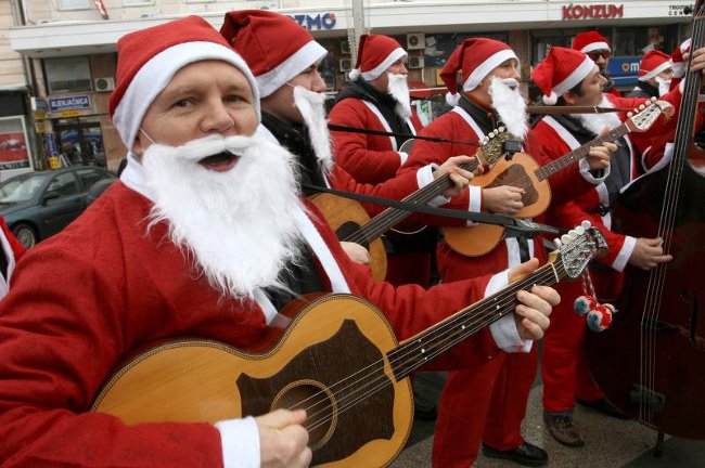 Деды Морозы на мотоциклах в хорватском Осиеке