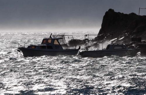 Шторм у хорватского города Макарска