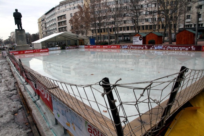 Каток на площади Николы Пашича в Белграде. Фото: Mondo.rs Растаявший каток на площади Николы Пашича в Белграде