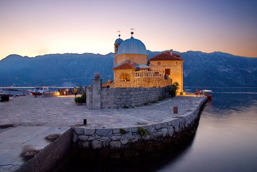 Церковь Божией Матери на острове Госпа од Шкрпела в Черногории. Фото: Zoran Nikolić