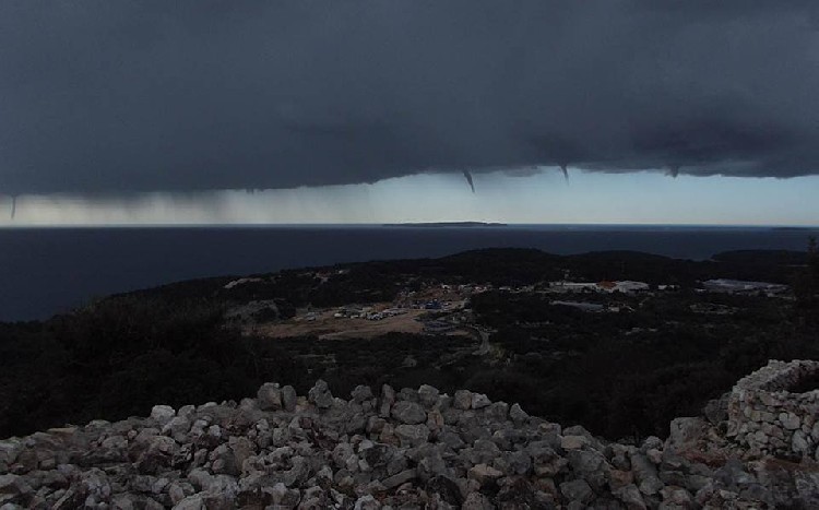 Смерчи вблизи хорватского острова Лошинь