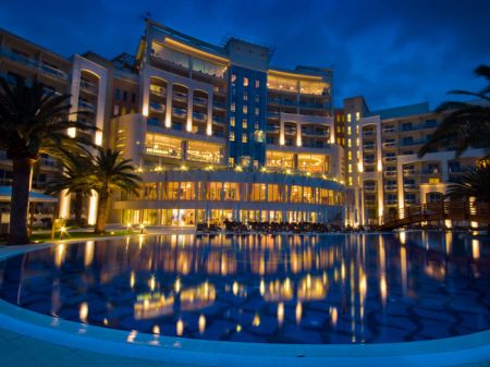 Гостиничное предприятие Montenegro Stars Hotel Group ведет переговоры о покупке отелей в Хорватии и Албании Отель Splendid в Бечичи - поселке рядом с Будвой. Фото: montenegrostars.com