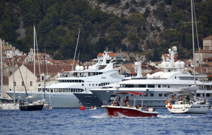 Мегаяхты в порту Хвара