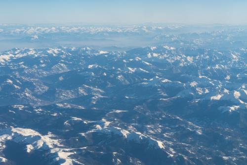 Вид с борта самолета на горные вершины Черногории