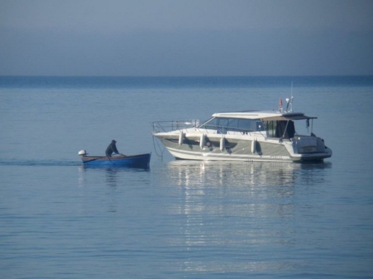 Яхта Rimini в море недалеко от Улциня. Фото: Vijesti, Samir Adrović