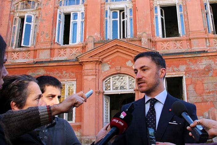 В здании бывшей Российской миссии в Цетине разместится МИД Черногории Мэр Цетине Александр Богданович на фоне здания бывшей Российской миссии. Фото: Prijestonica Cetinje