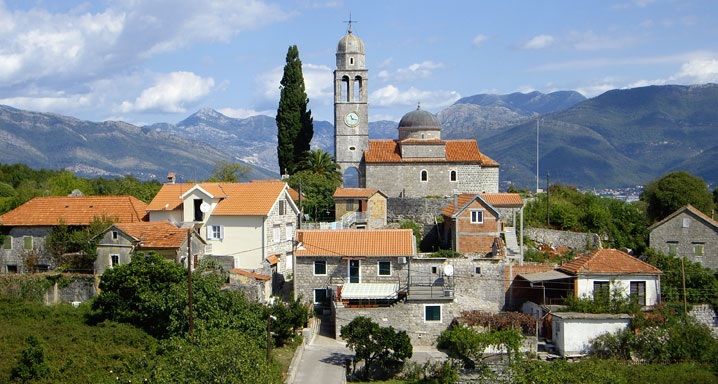 Черногорский поселок Радовичи на полуострове Луштица недалеко от Тивата