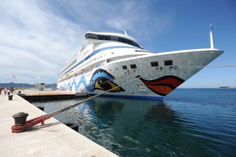 Круизный лайнер AIDAaura у берега хорватского Задара