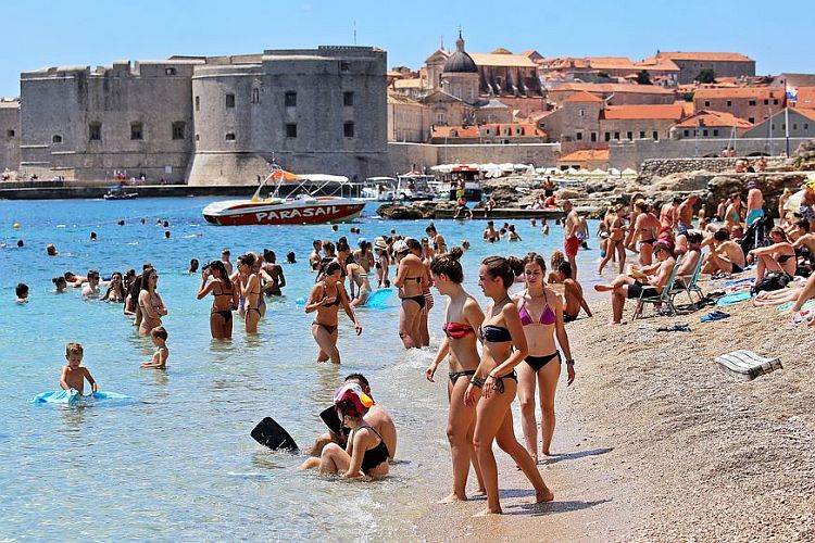 Пляж "Банье" в Дубровнике в июле 2016 года