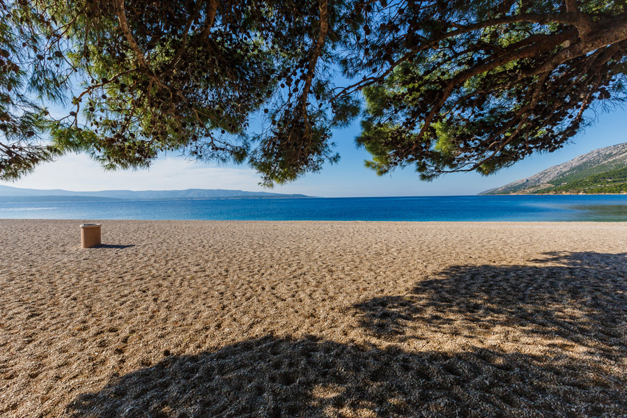 Пляж "Золотой рог" в Хорватии поздней осенью