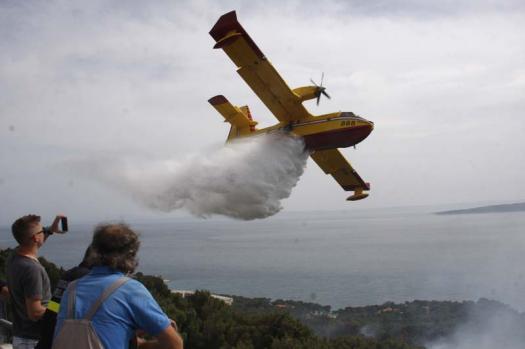 Тушение пожара в окрестностях курорта Брела