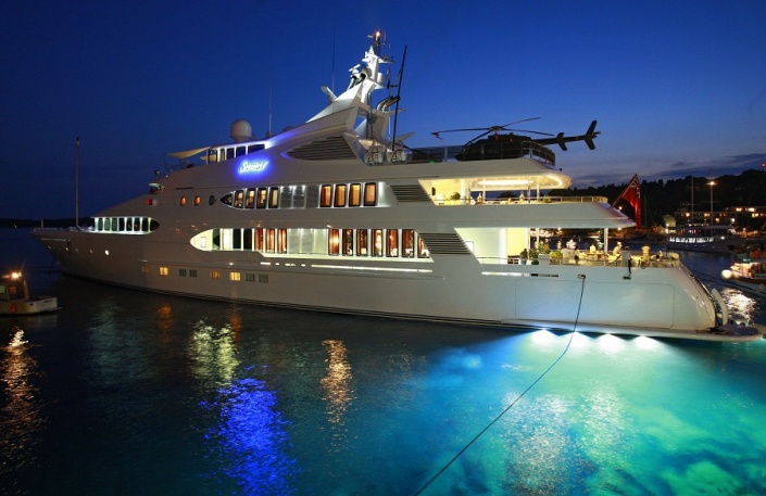 Яхта Samar в порту острова Хвар