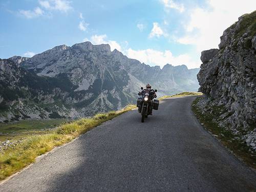 Немецкий журнал MotorradABENTEUER опубликовал статью о Черногории Автор немецкого журнала MotorradABENTEUER Ральф Зобец в путешествии по Черногории на мотоцикле. Фото: Motorradabenteuer.de, Ralph Sobetz и Peter Adrigan