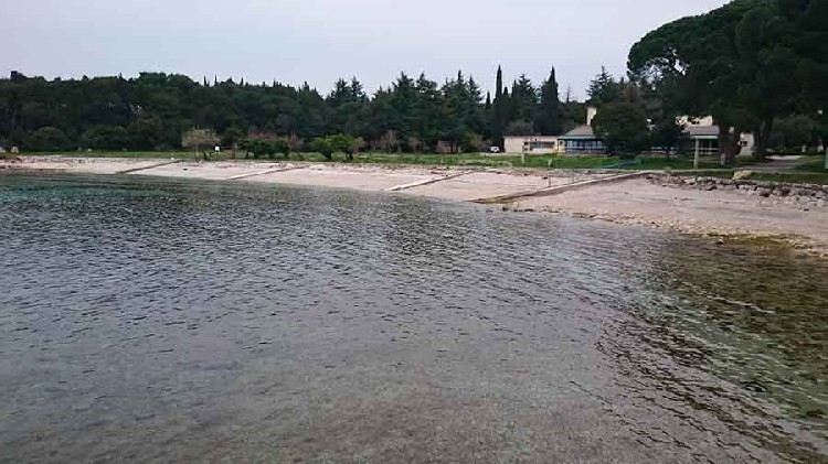 Пляж Bolnica dr. Martin Horvat в Ровине. Фото: Tvistra.hr