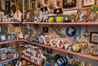 Покупка сувениров в Черногории. Фото: BalkanPro.ru