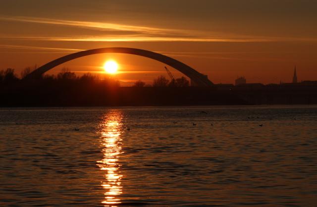 Заход солнца в Нови-Саде в декабре 2015 г.