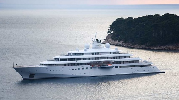 Яхта Golden Odyssey у острова Дакса вблизи Дубровника