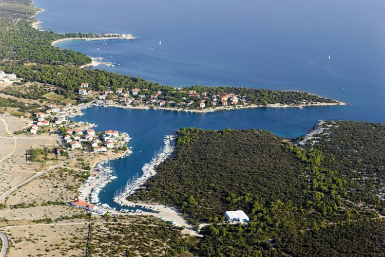 Марина «Шимуни» на острове Паг