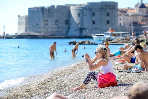 Пляж "Банье" в Дубровнике в конце октября