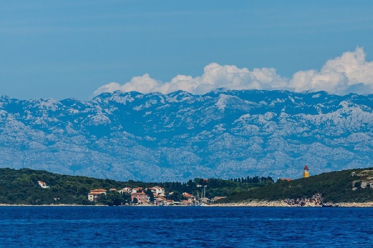 Вид на горный массив Велебит со стороны Задарского канала