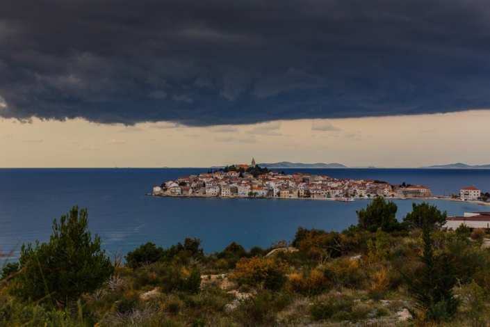 Тучи над хорватским городком Примоштен