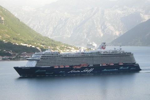 В Котор на круизных лайнерах прибыли более 8 тысяч туристов Лайнер Mein Schiff 3 в Бока-Которской бухте. Фото: Cdm.me