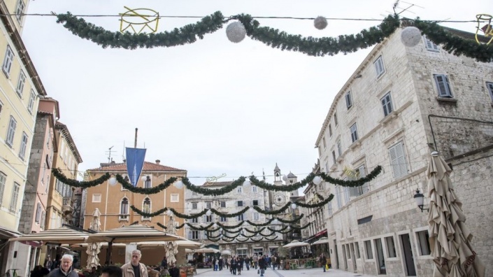 Украшение улиц Сплита в преддверии Нового года