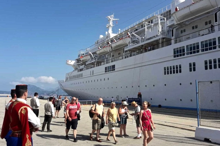 Круизный лайнер Marella Celebration в Баре. Фото: Port of Adria