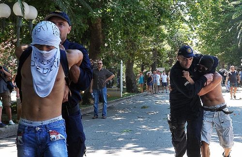 Первый гей-парад в Черногории закончился арестами противников акции Гей-парад в Будве. Фото: FoNet, AP