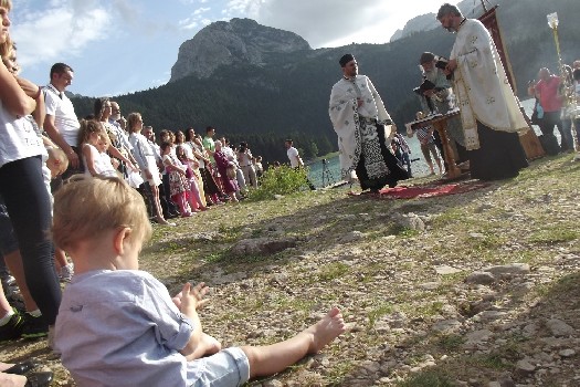 Крещение на берегу Черного озера в Черногории. Фото: Vijesti.me, Obrad Pješivac