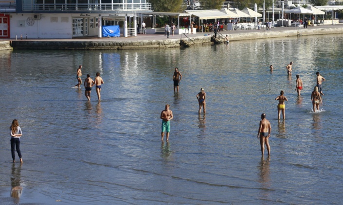 Пляж "Бачвице" в Сплите ноябрьским теплым днем