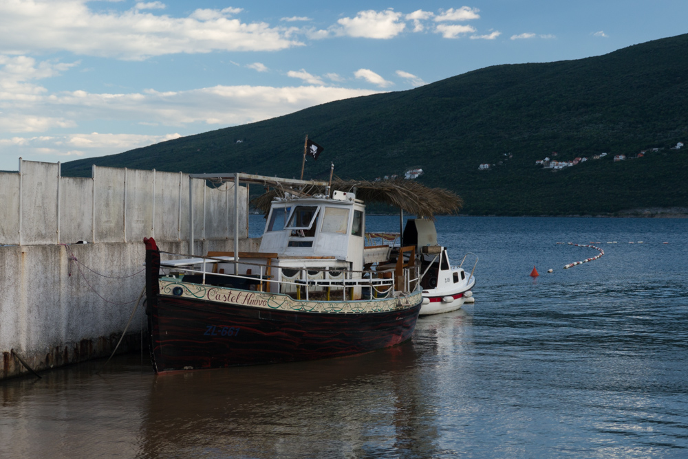 Лодки у поселка Дженовичи в Бока-Которской бухте