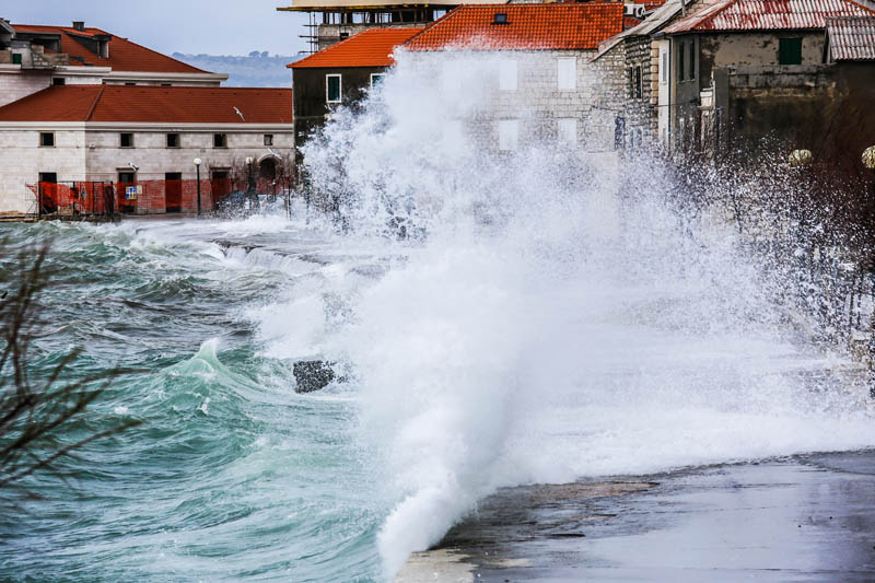 Штормовой ветер в хорватском городе Каштел-Стари