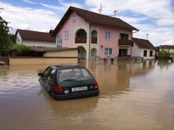 Эвакуация жителей в хорватском поселке Гуня