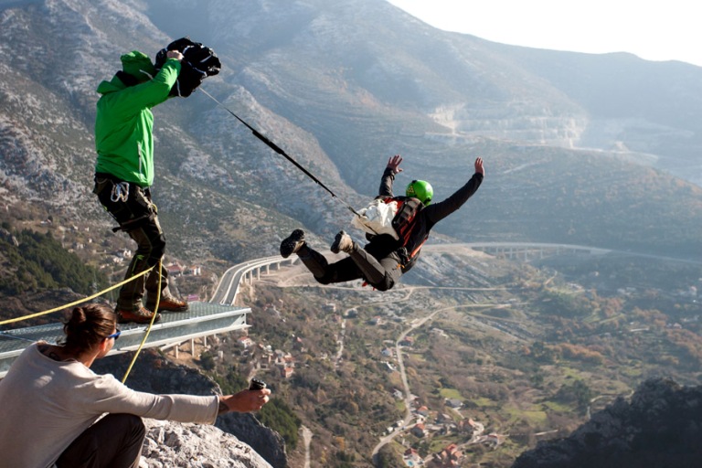 Бейсджампинг со скалы Маркезина-Греда вблизи Сплита
