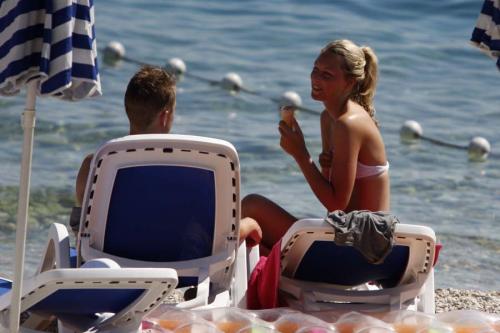 Отдых на пляже в городе Макарска