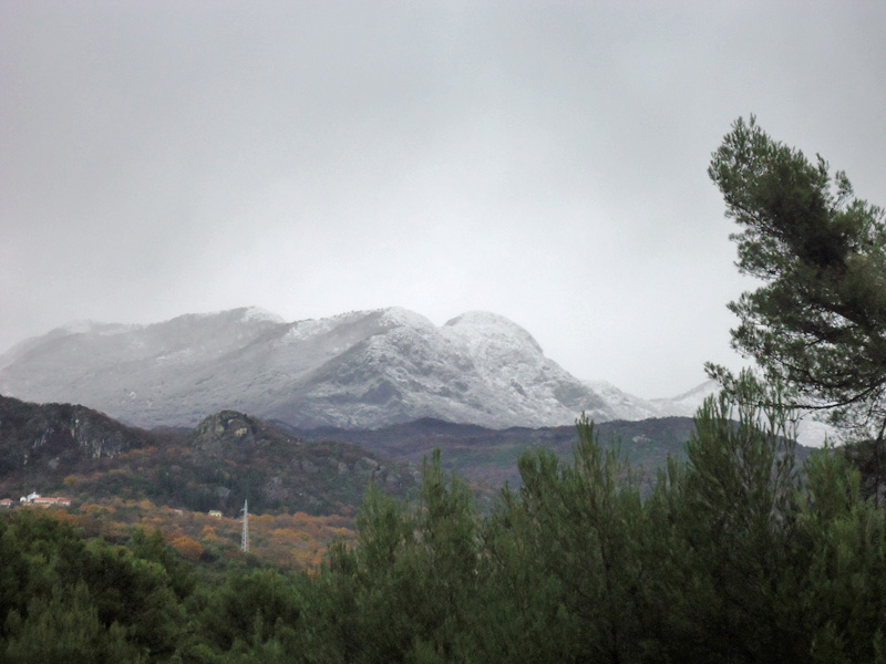 Январский снег на вершинах горы Орьен