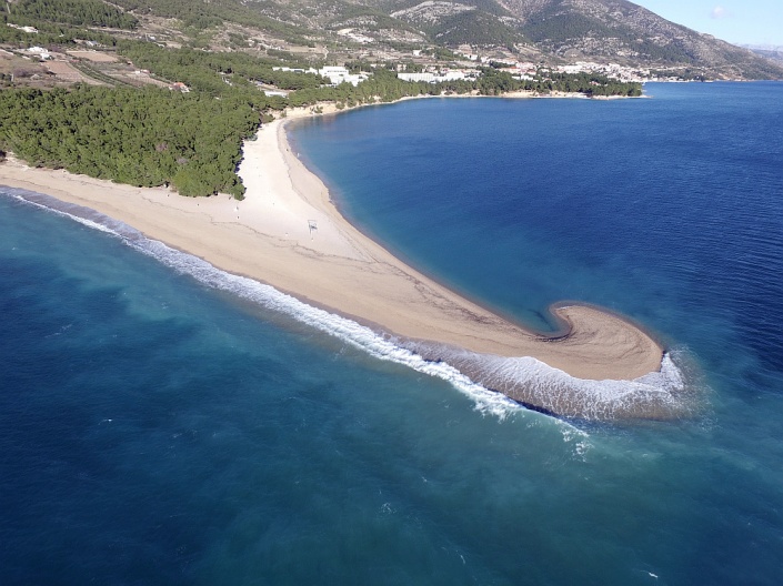 Пляж "Златни-Рат" в Хорватии после бури