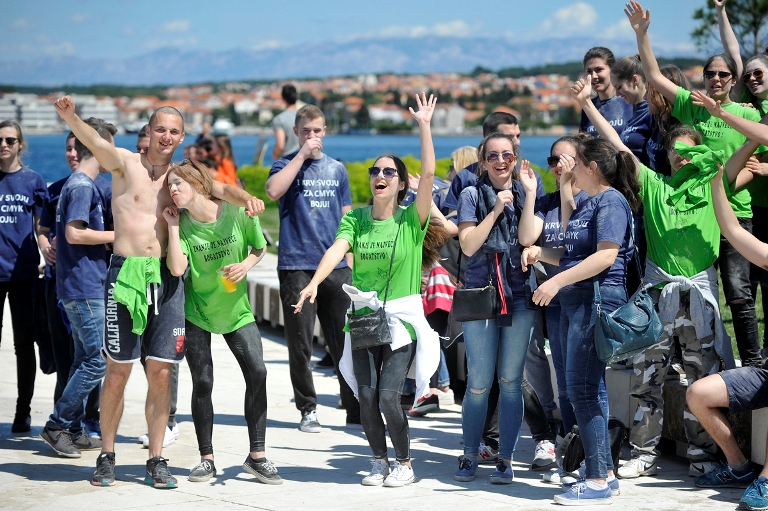 Выпускники школ Задара на улицах города в мае 2016 г. 