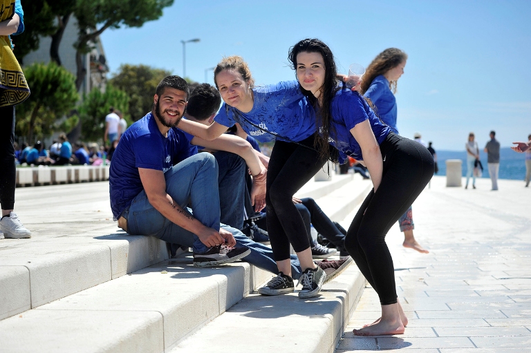 Выпускники школ Задара на улицах города в мае 2016 г. 